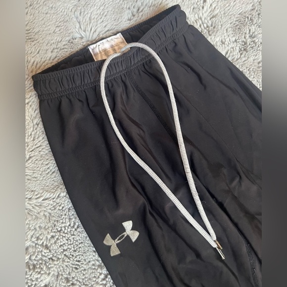 UNDER Armour Youth Small Unisex Black Athletic Base Layer - Picture 2 of 3